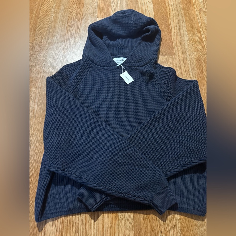 Vwoollo- NWT- Navy Blue Knit Sweater- Small